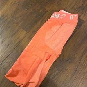 Cropped gymshark peach leggings